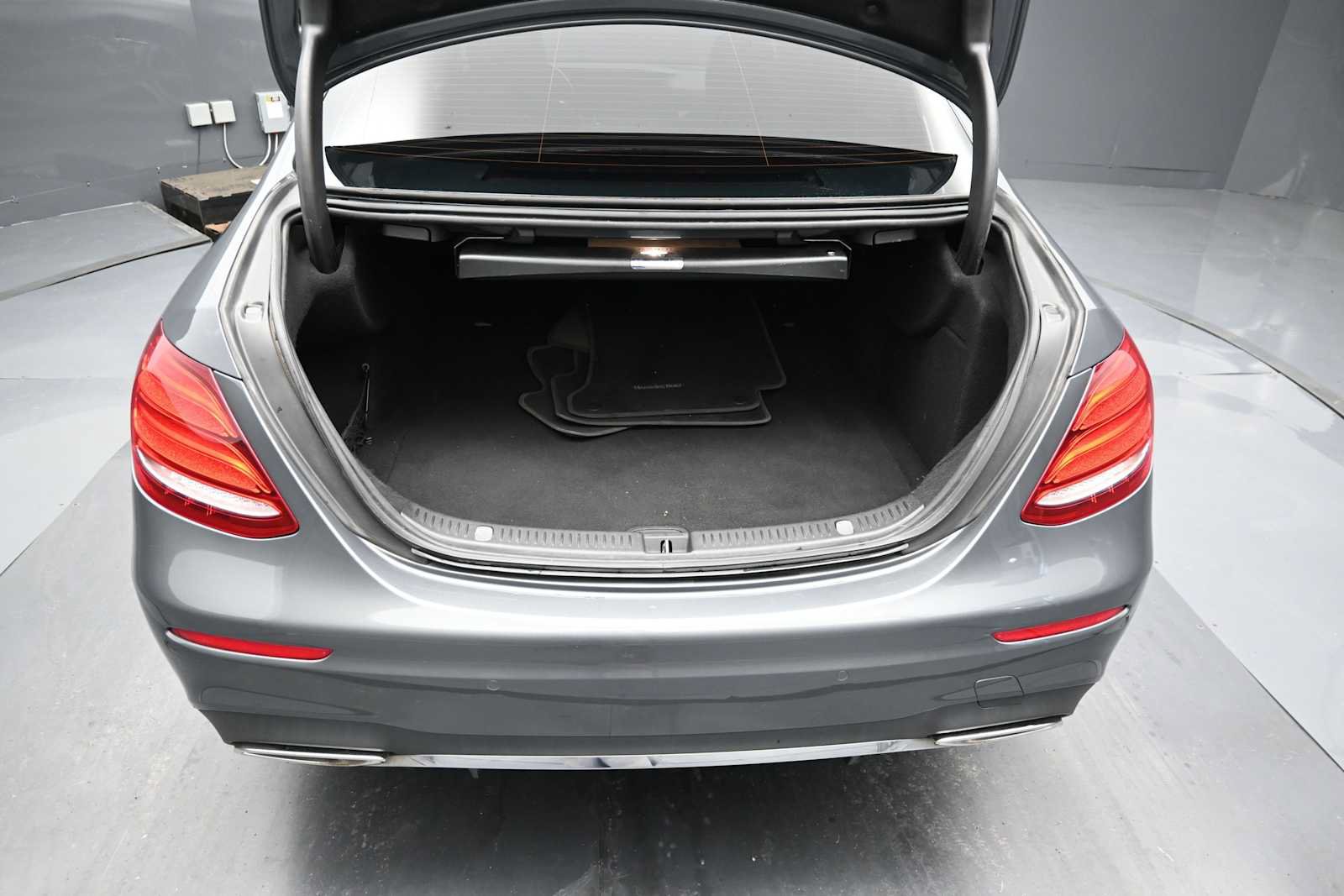 Used 2019 Mercedes-Benz E 300 4MATIC image 27