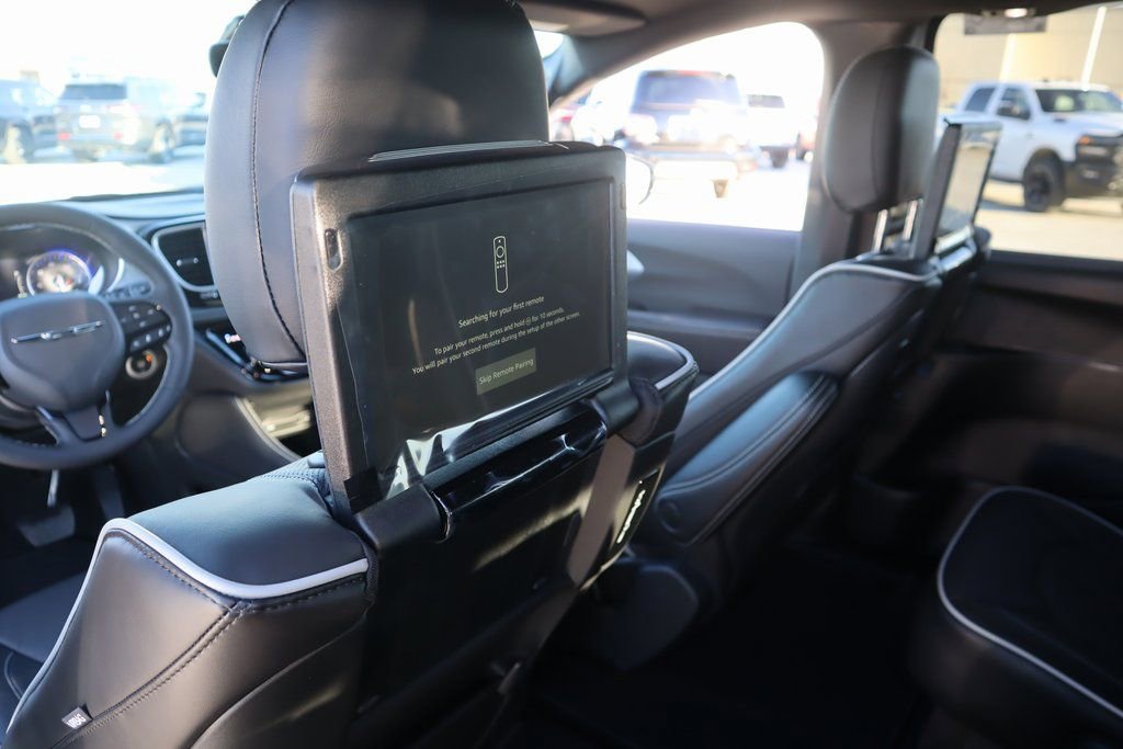 New 2026 Chrysler Pacifica Limited w/ Uconnect Theater Family Group image 17