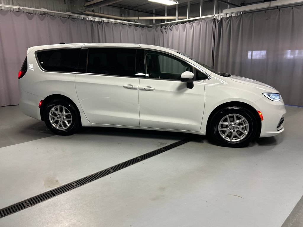 Used 2023 Chrysler Pacifica Touring-L FWD image 8