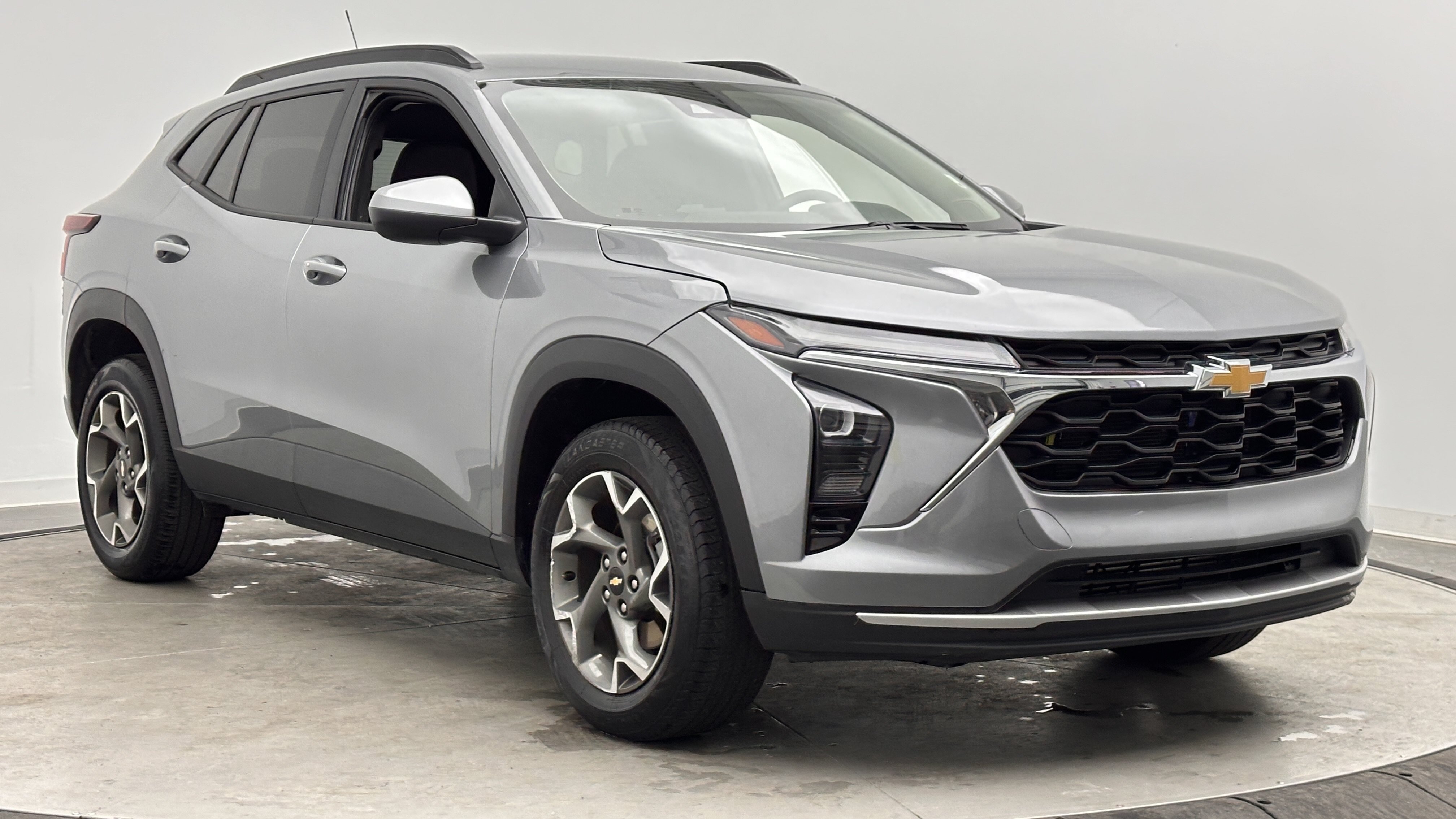 Used 2025 Chevrolet Trax LT w/ LT Convenience Package FWD image 3