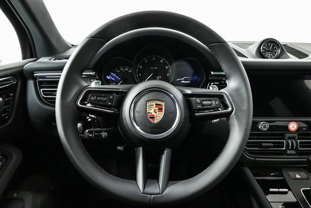 Used 2025 Porsche Macan image 9