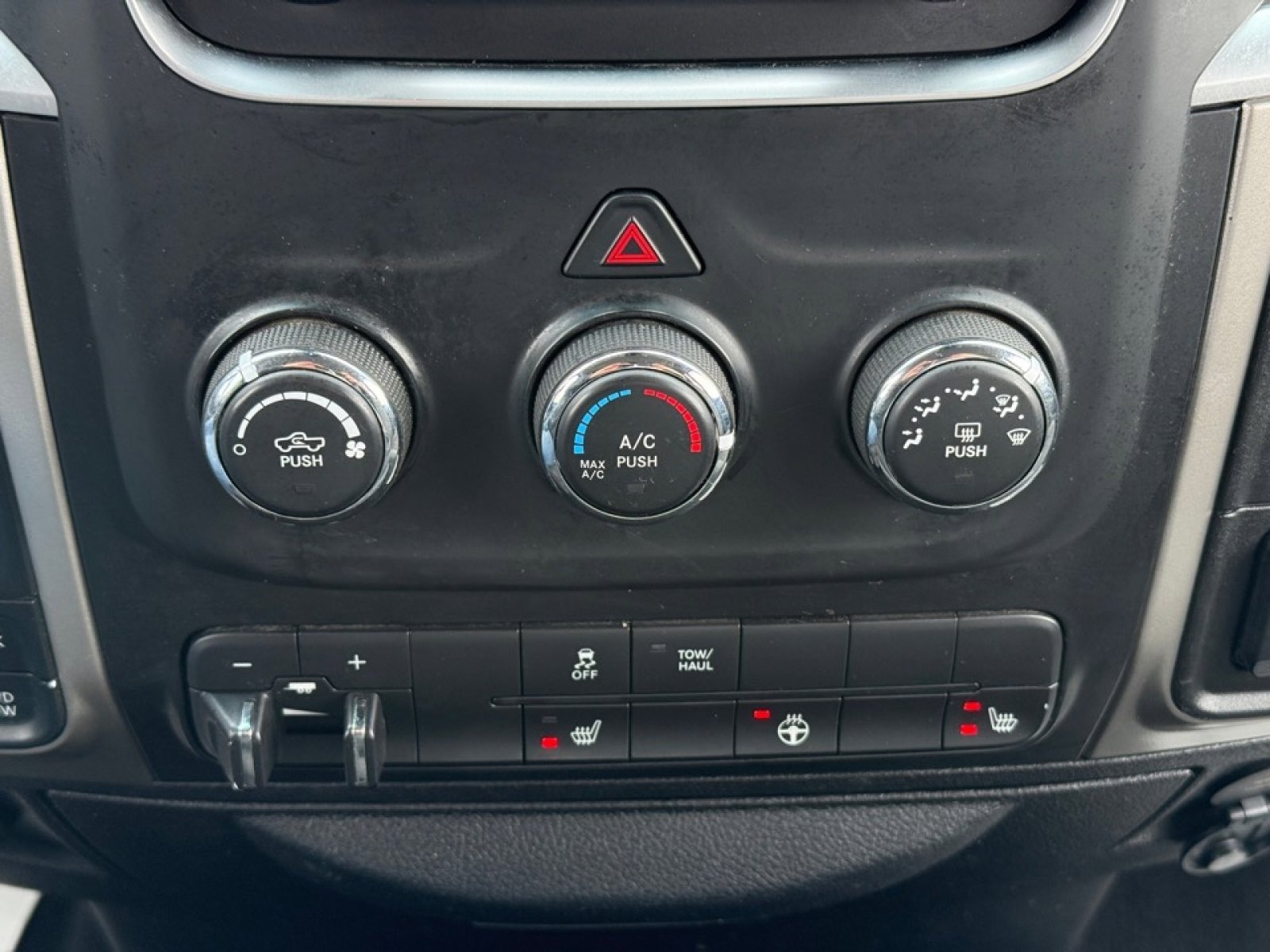 Used 2017 RAM 1500 Classic SLT w/ Luxury Group image 27