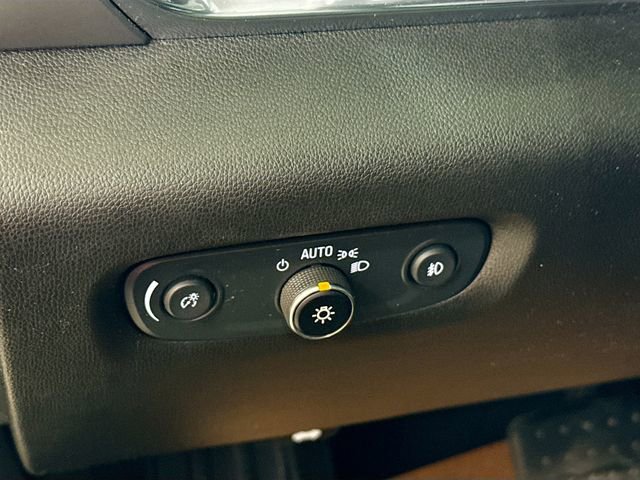 Used 2020 Chevrolet Traverse LT image 11