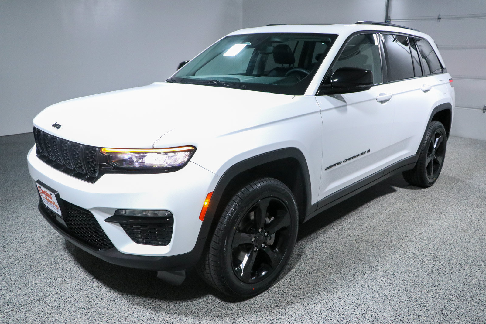 Used 2023 Jeep Grand Cherokee Limited w/ Black Appearance Package AWD/4WD image 33
