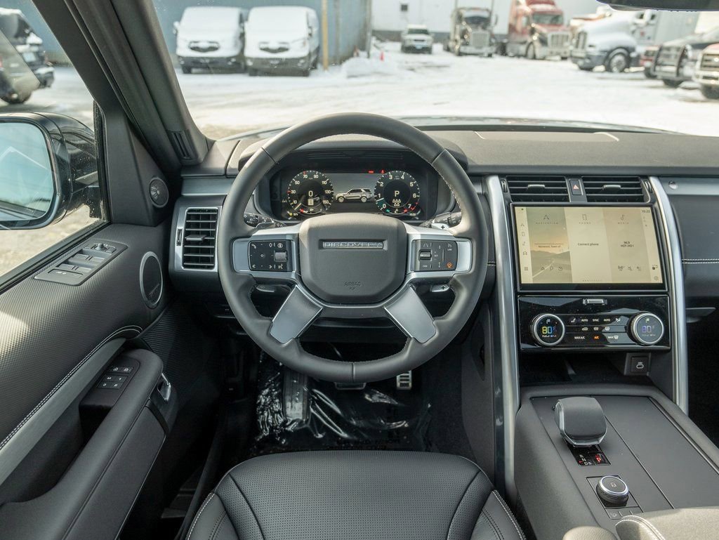 New 2025 Land Rover Discovery Dynamic SE image 12