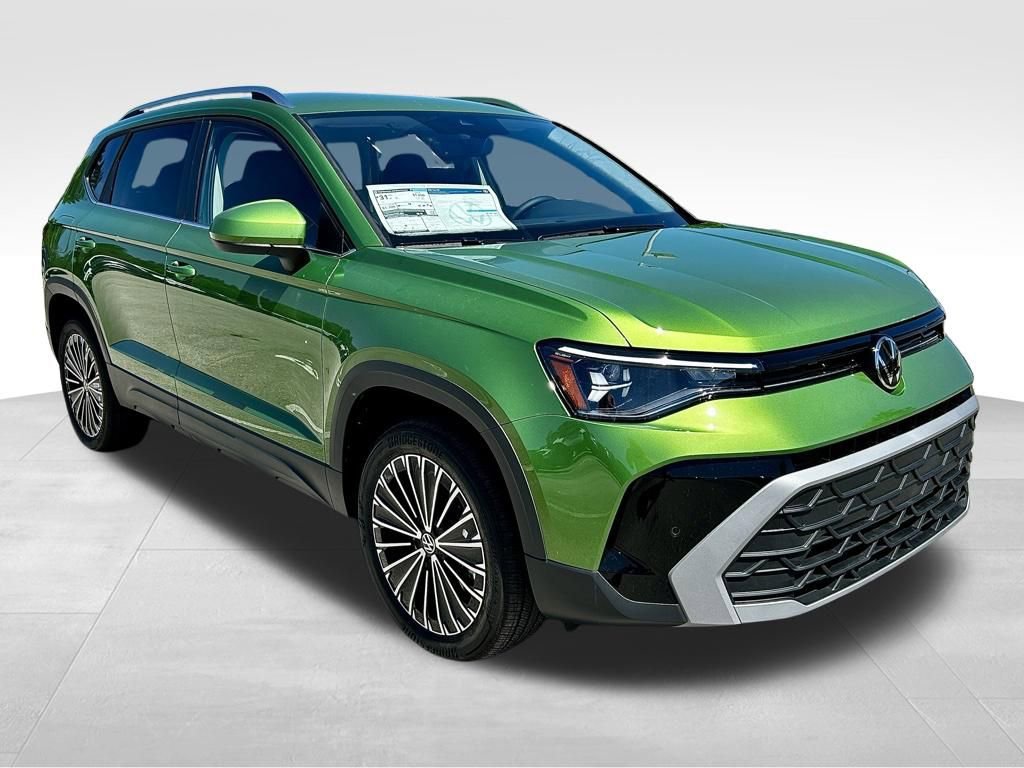 Used 2025 Volkswagen Taos SE image 2