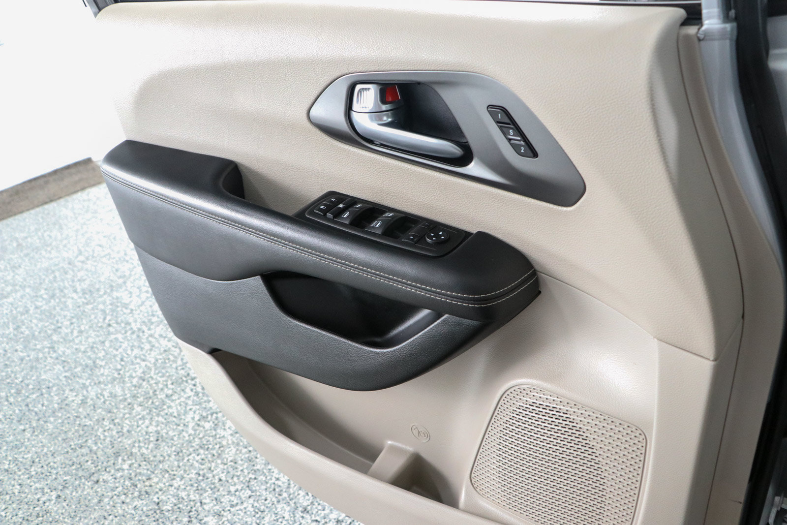 Used 2024 Chrysler Pacifica Touring-L FWD image 21