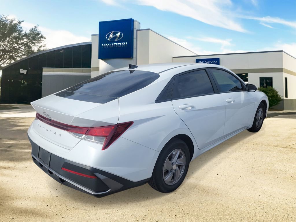 Certified 2025 Hyundai Elantra SE image 4