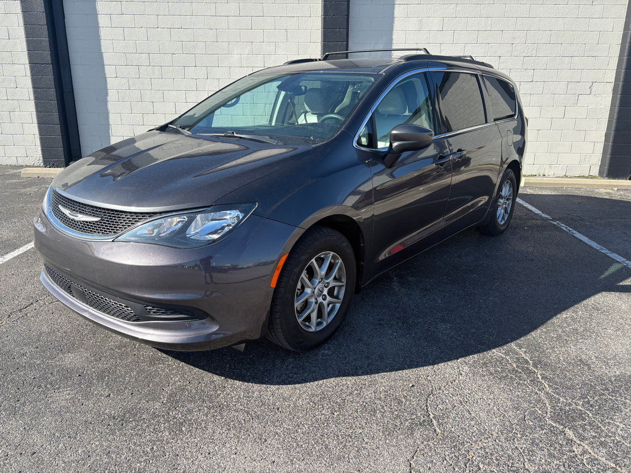 Used 2021 Chrysler Voyager Lxi image 1