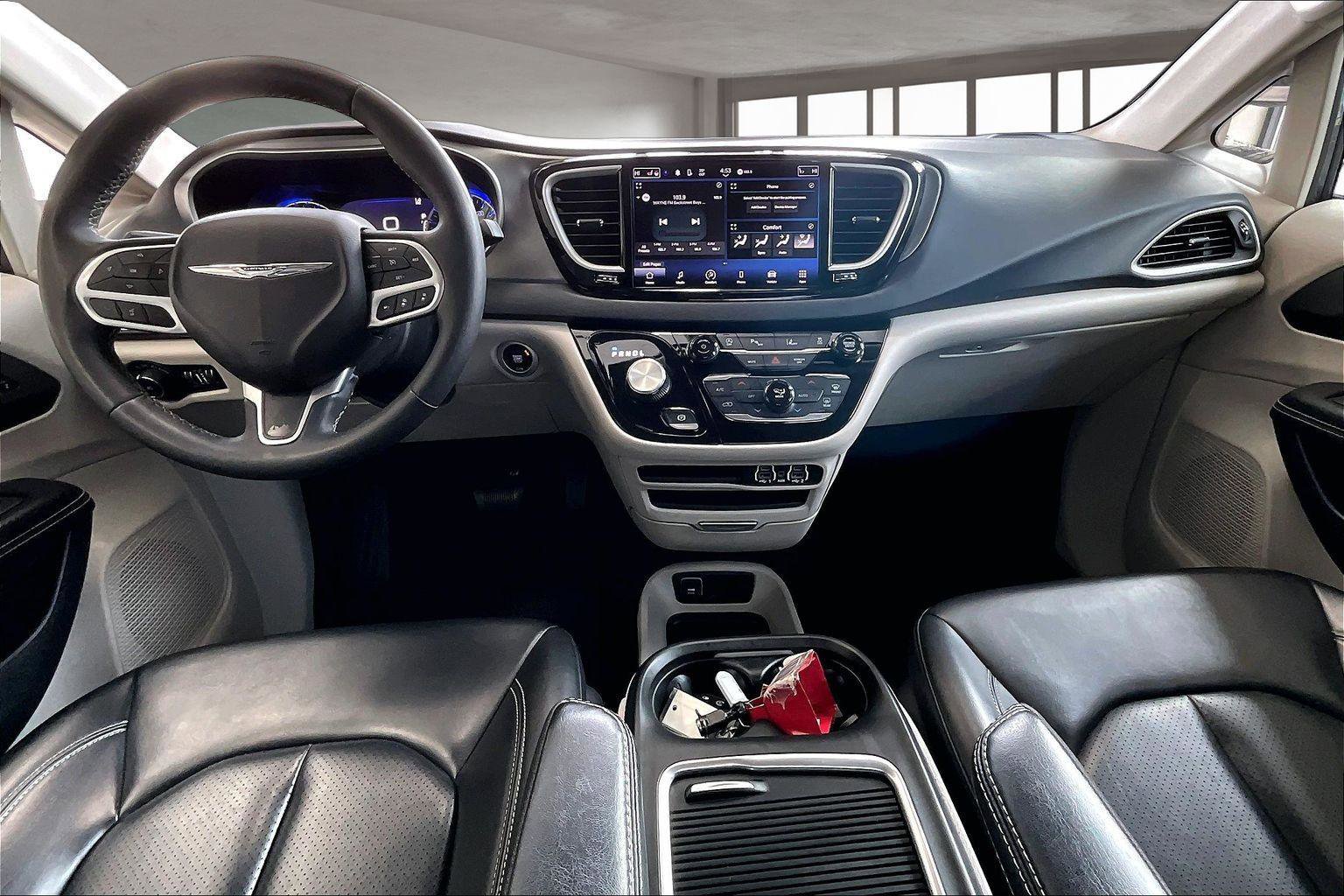 Used 2023 Chrysler Pacifica Touring-L image 17