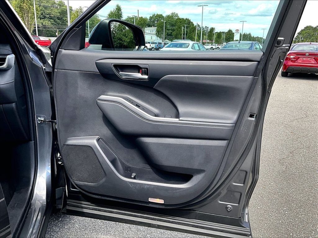 Used 2023 Toyota Highlander XSE AWD/4WD image 12