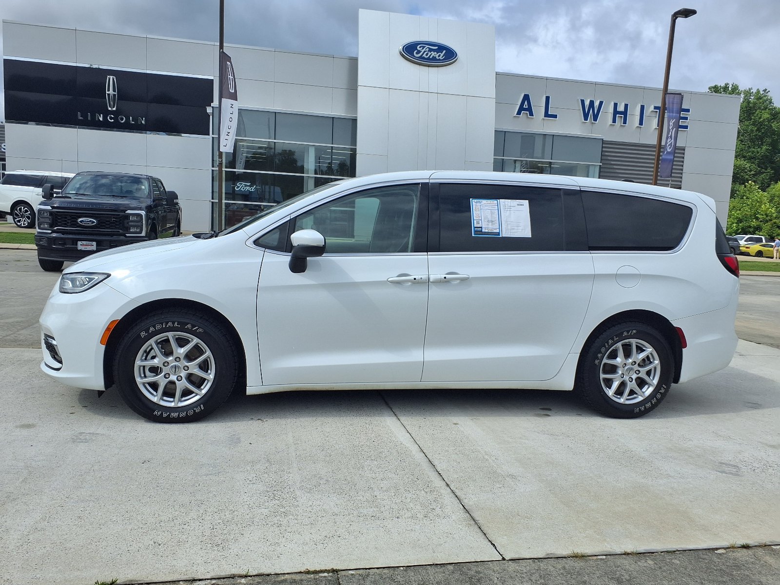 Used 2023 Chrysler Pacifica Touring-L FWD image 2