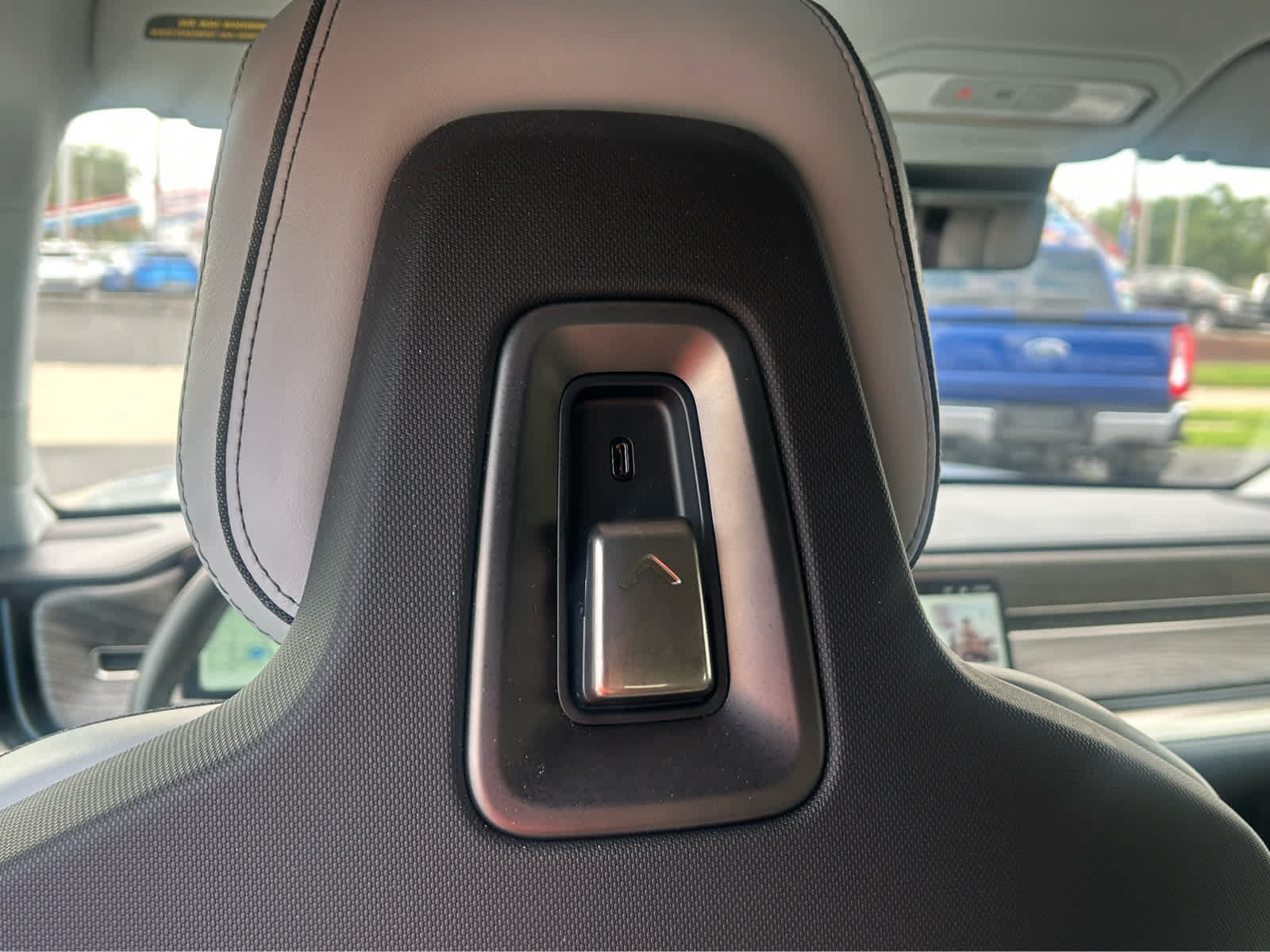 Used 2026 Rivian R1S Adventure AWD/4WD image 24