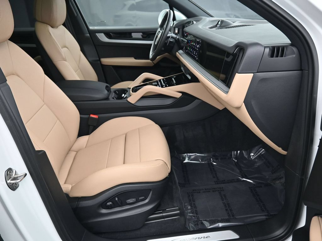 Certified 2025 Porsche Cayenne E-Hybrid w/ Premium Package Plus AWD/4WD image 31