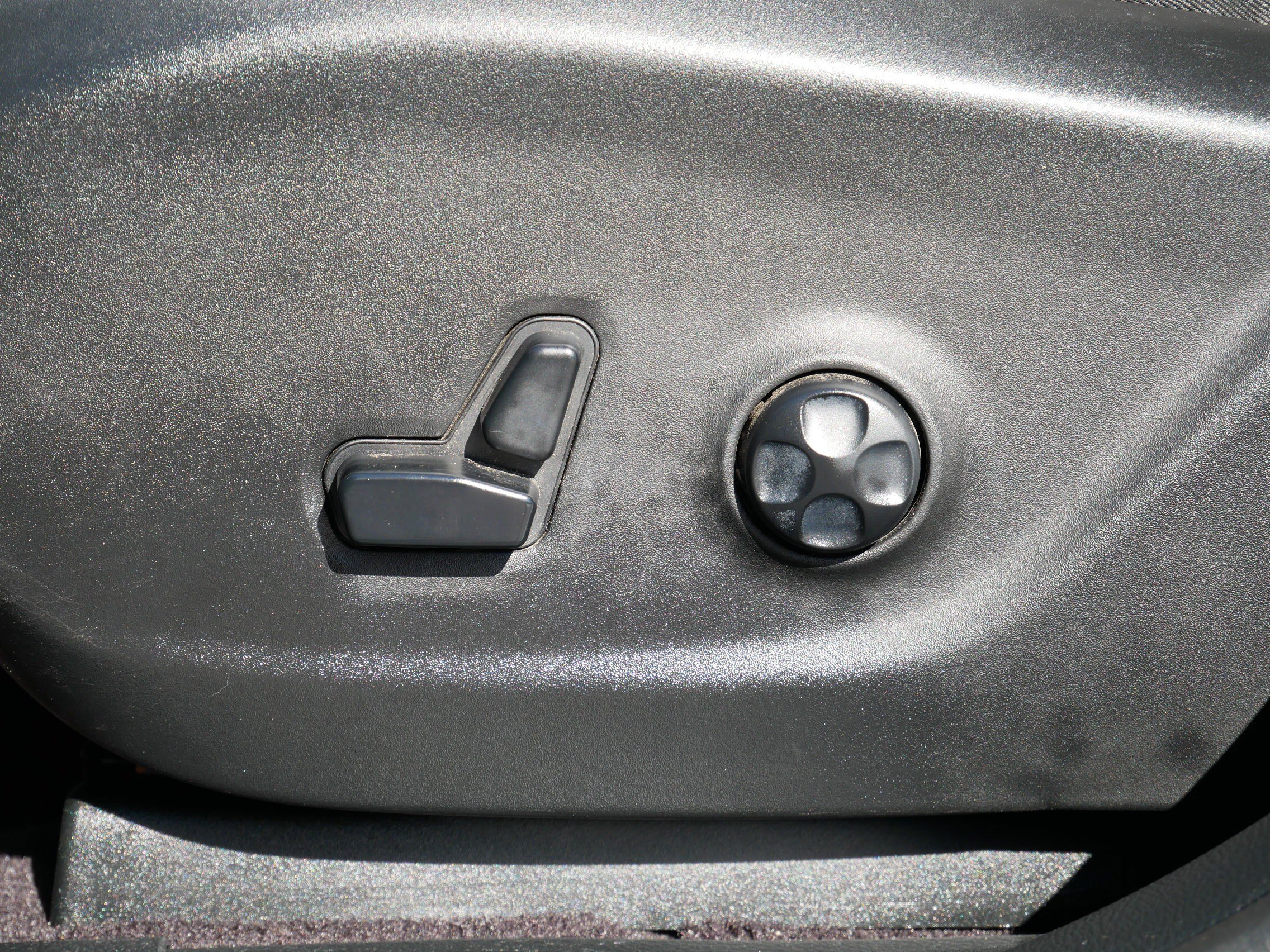 Used 2018 Jeep Cherokee Trailhawk w/ Cold Weather Group image 7