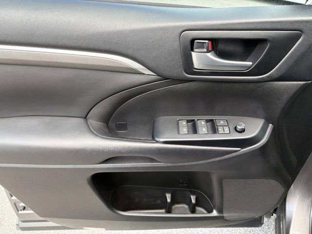 Certified 2018 Toyota Highlander SE FWD image 7