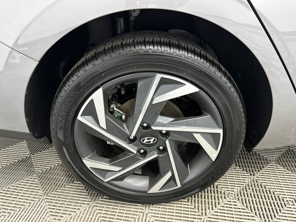 Used 2025 Hyundai Elantra SEL FWD image 17