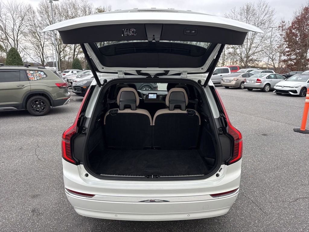 Used 2025 Volvo XC90 B6 Plus image 11