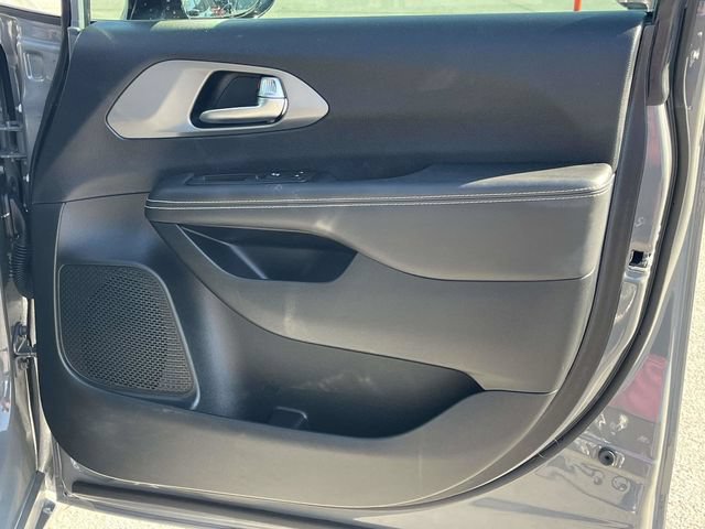 Used 2025 Chrysler Pacifica Select FWD image 26