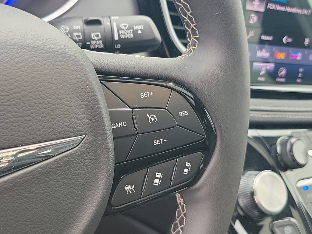 Used 2025 Chrysler Pacifica Limited FWD image 16