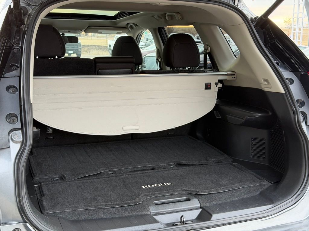 Used 2018 Nissan Rogue SV w/ Sun & Sound Touring Package image 9