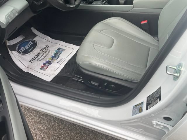 Used 2025 Hyundai Elantra Limited FWD image 14