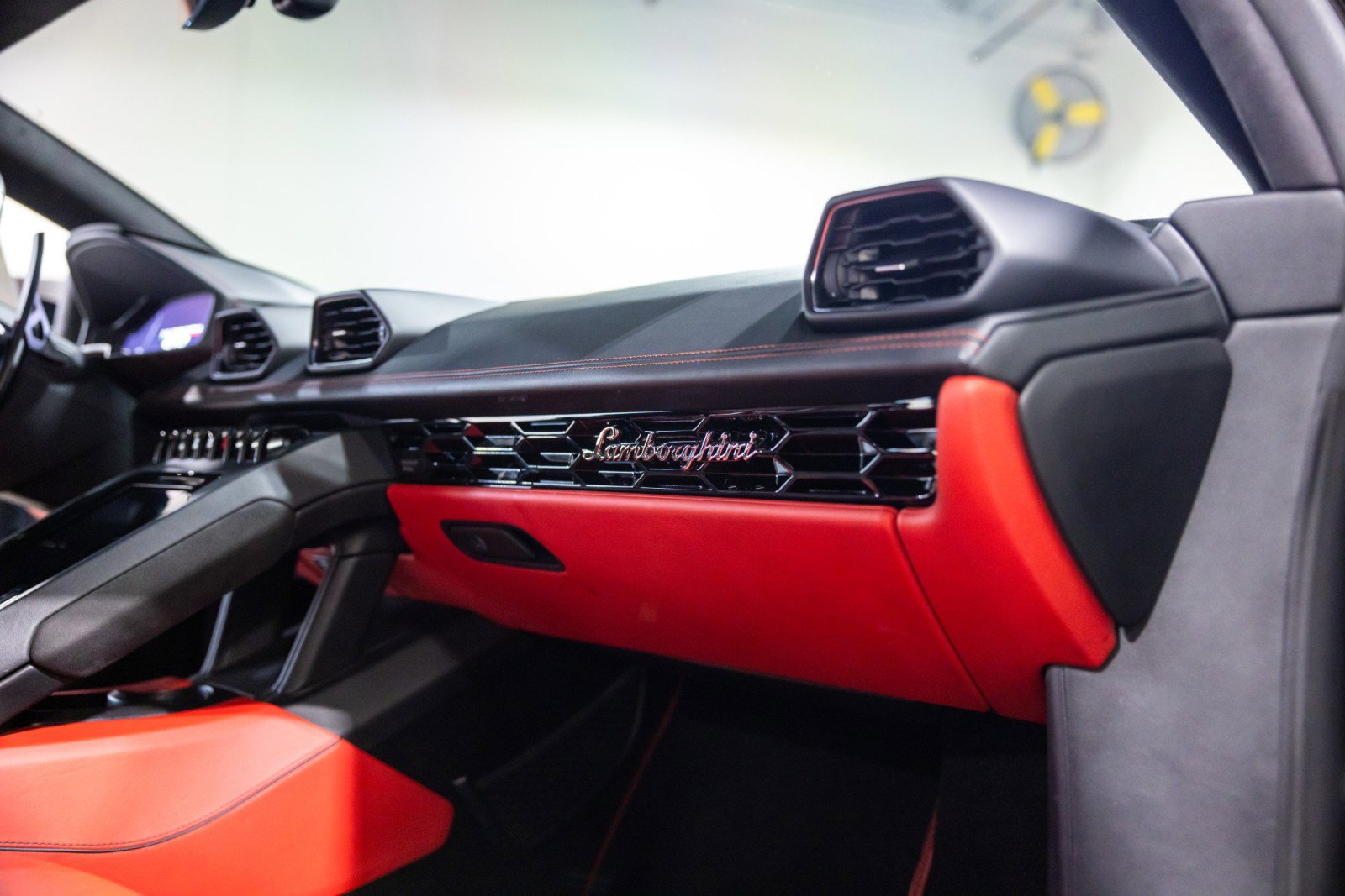 Used 2021 Lamborghini Huracan EVO RWD image 34