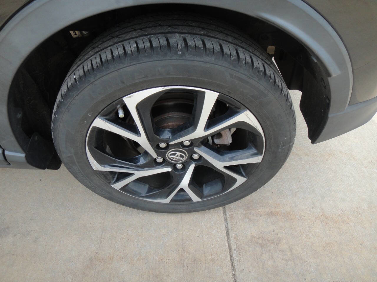 Used 2018 Toyota C-HR XLE image 20