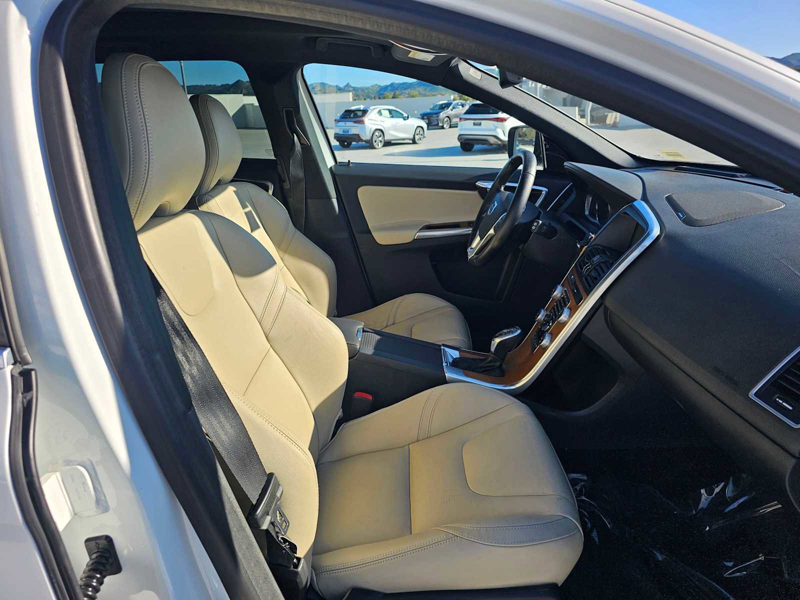 Used 2016 Volvo XC60 T6 Platinum w/ Climate Package image 6