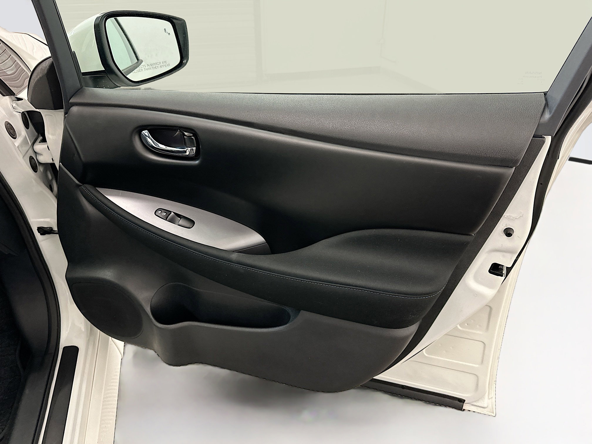 Used 2025 Nissan Leaf S image 32