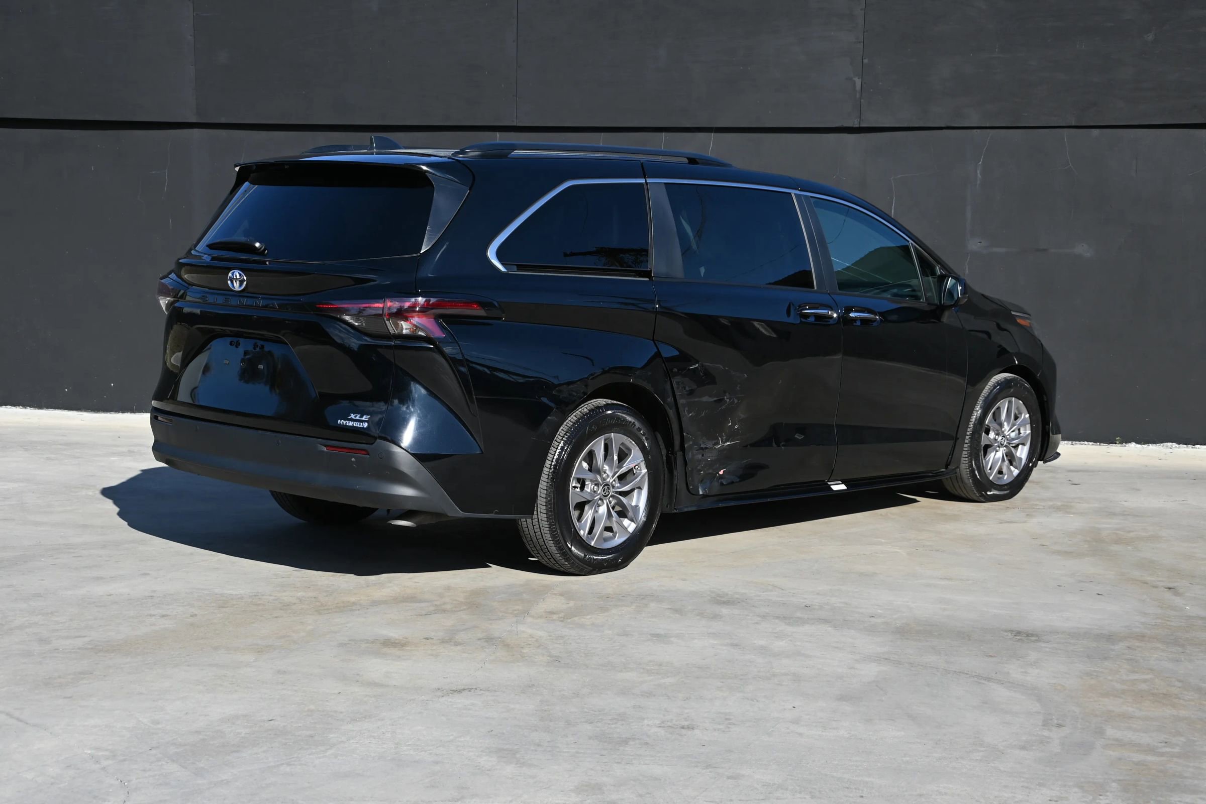 Used 2024 Toyota Sienna XLE image 4