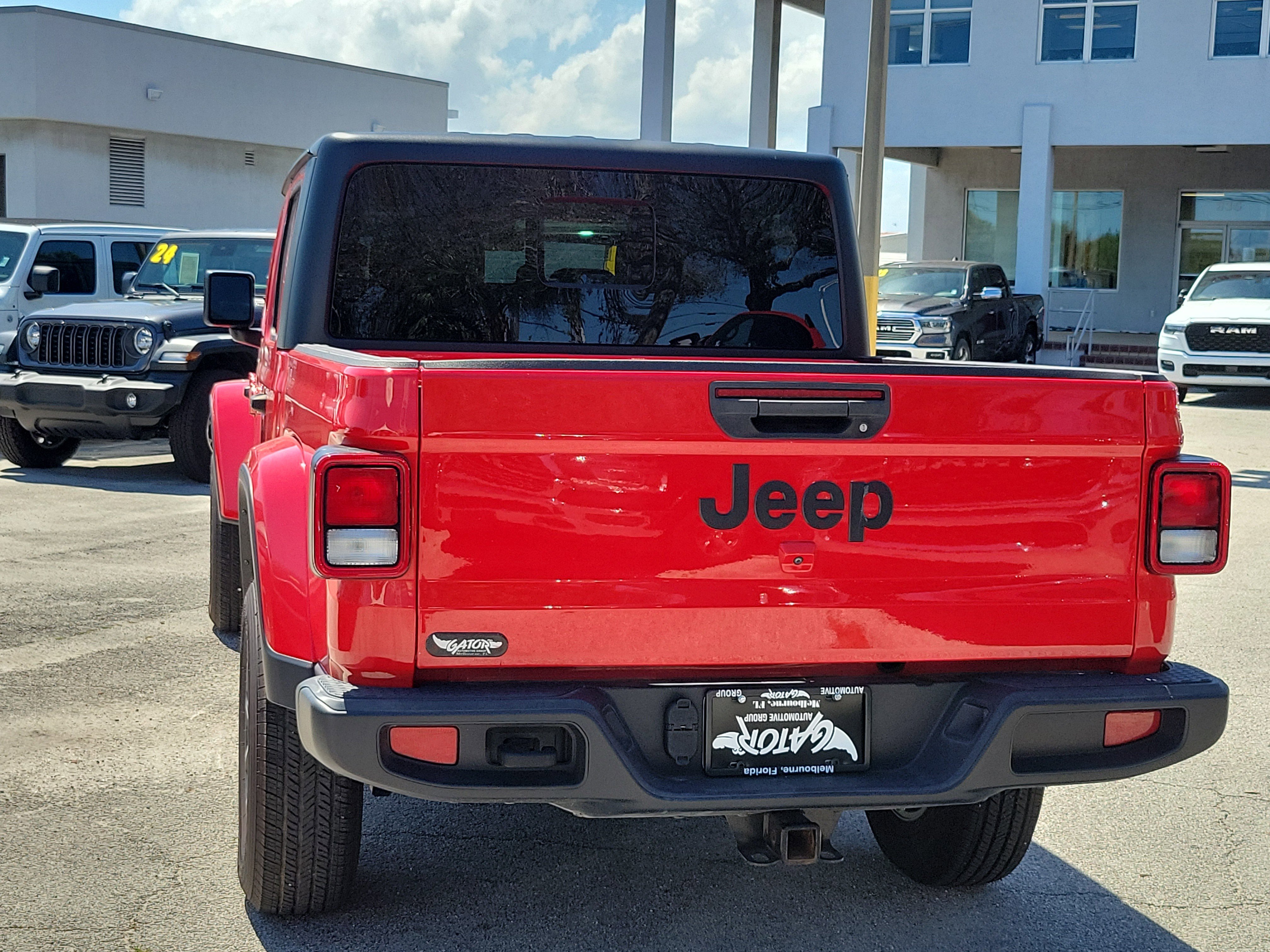 Used 2024 Jeep Gladiator Sport AWD/4WD image 3