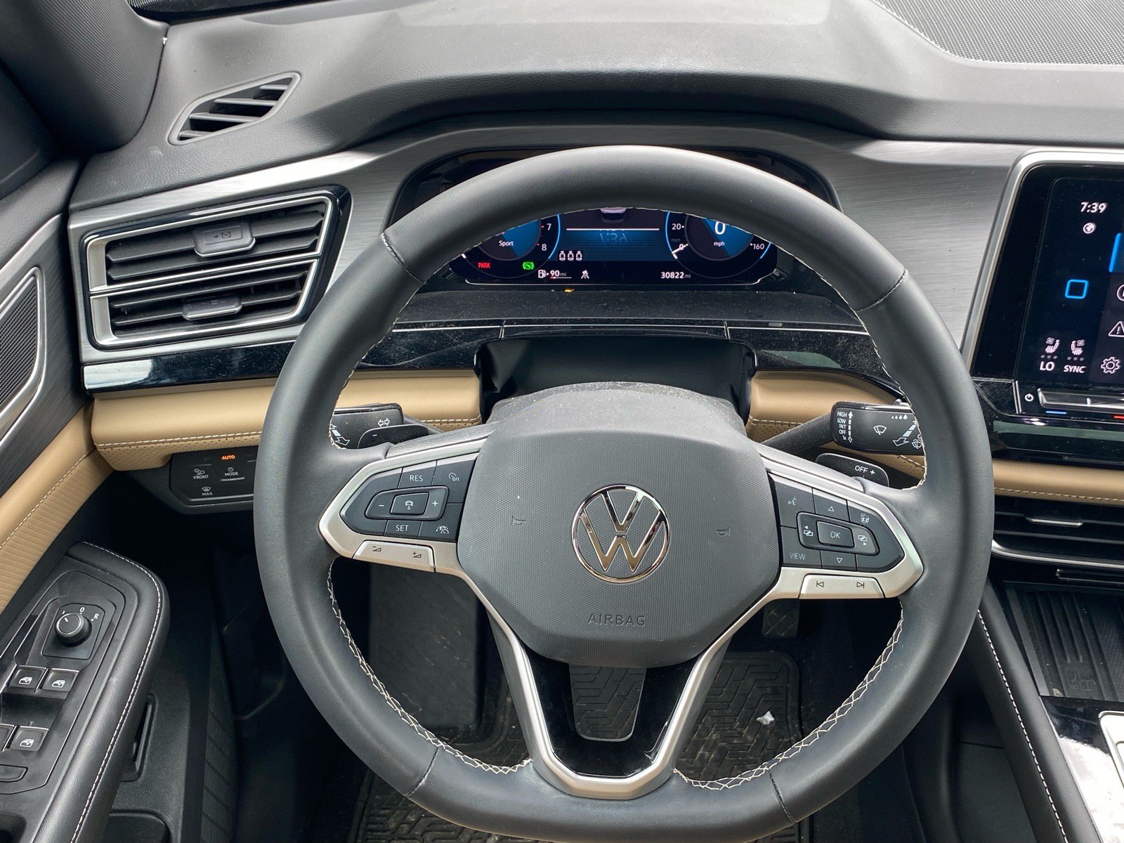 Certified 2025 Volkswagen Atlas Cross Sport SE FWD image 4