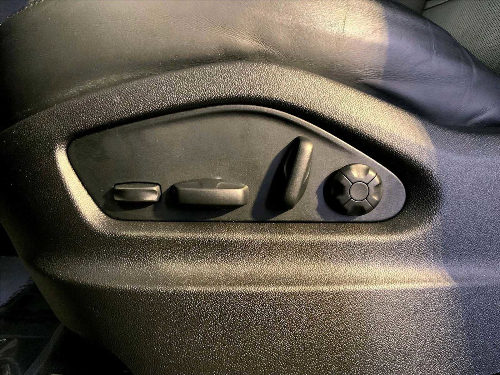 Certified 2022 Porsche Cayenne w/ Premium Package image 39