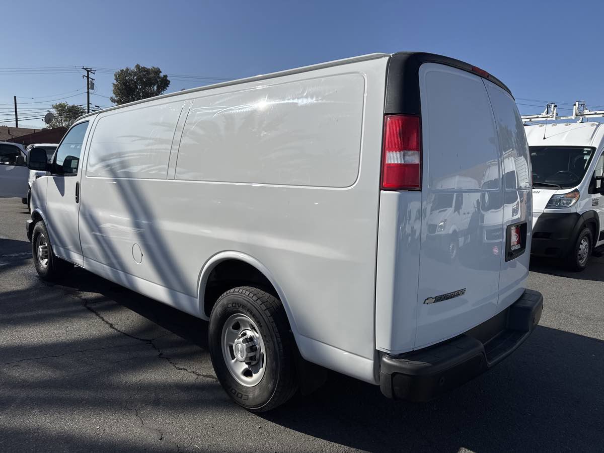Used 2019 Chevrolet Express 3500 w/ Driver Convenience Package image 4