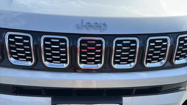 Used 2025 Jeep Compass Limited image 30