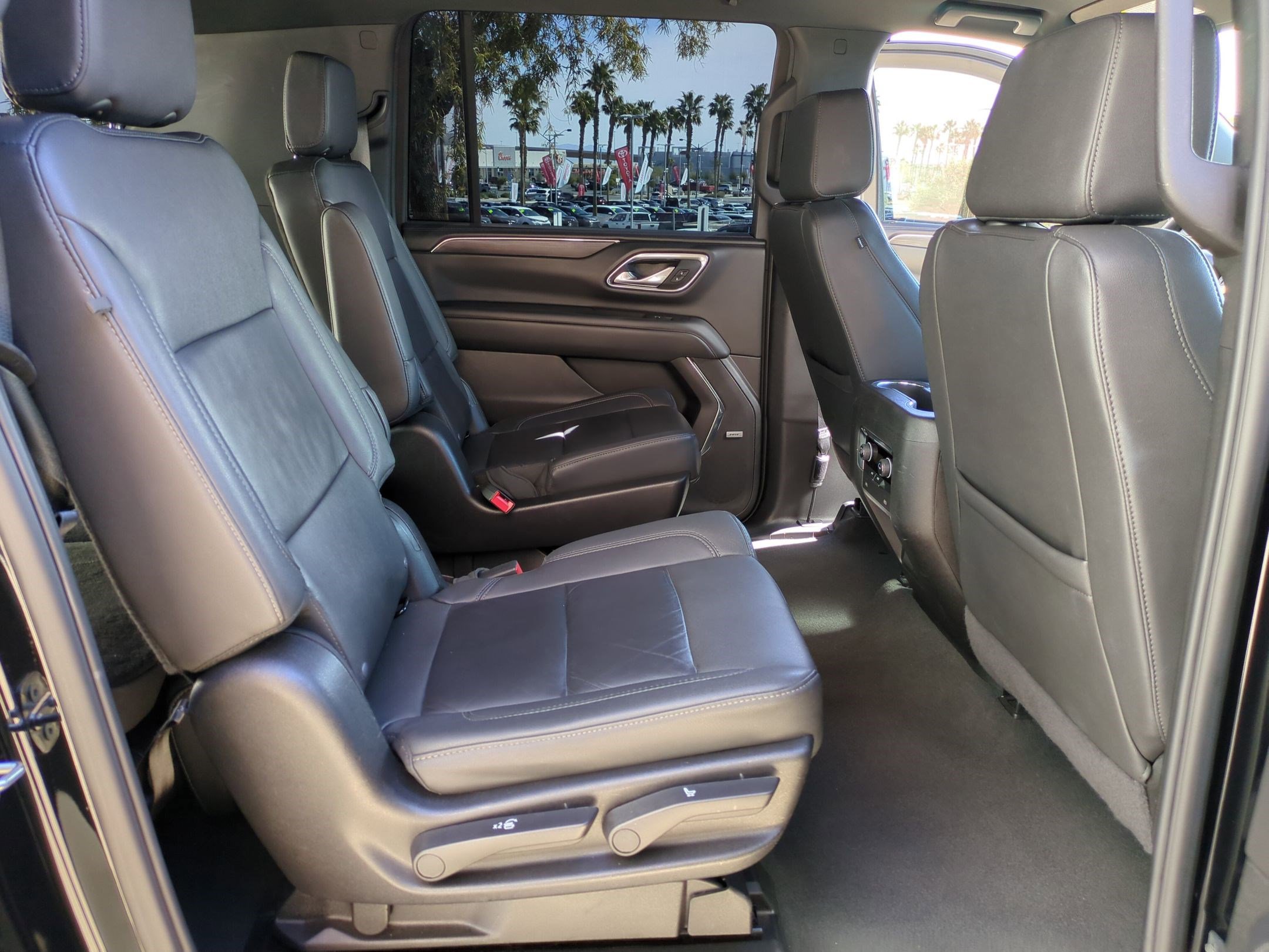 Used 2024 Chevrolet Suburban LT image 27