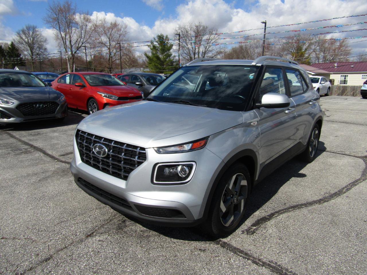 Used 2021 Hyundai Venue SEL w/ Premium Package FWD image 3