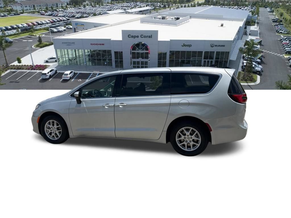 Used 2023 Chrysler Pacifica Touring-L FWD image 21