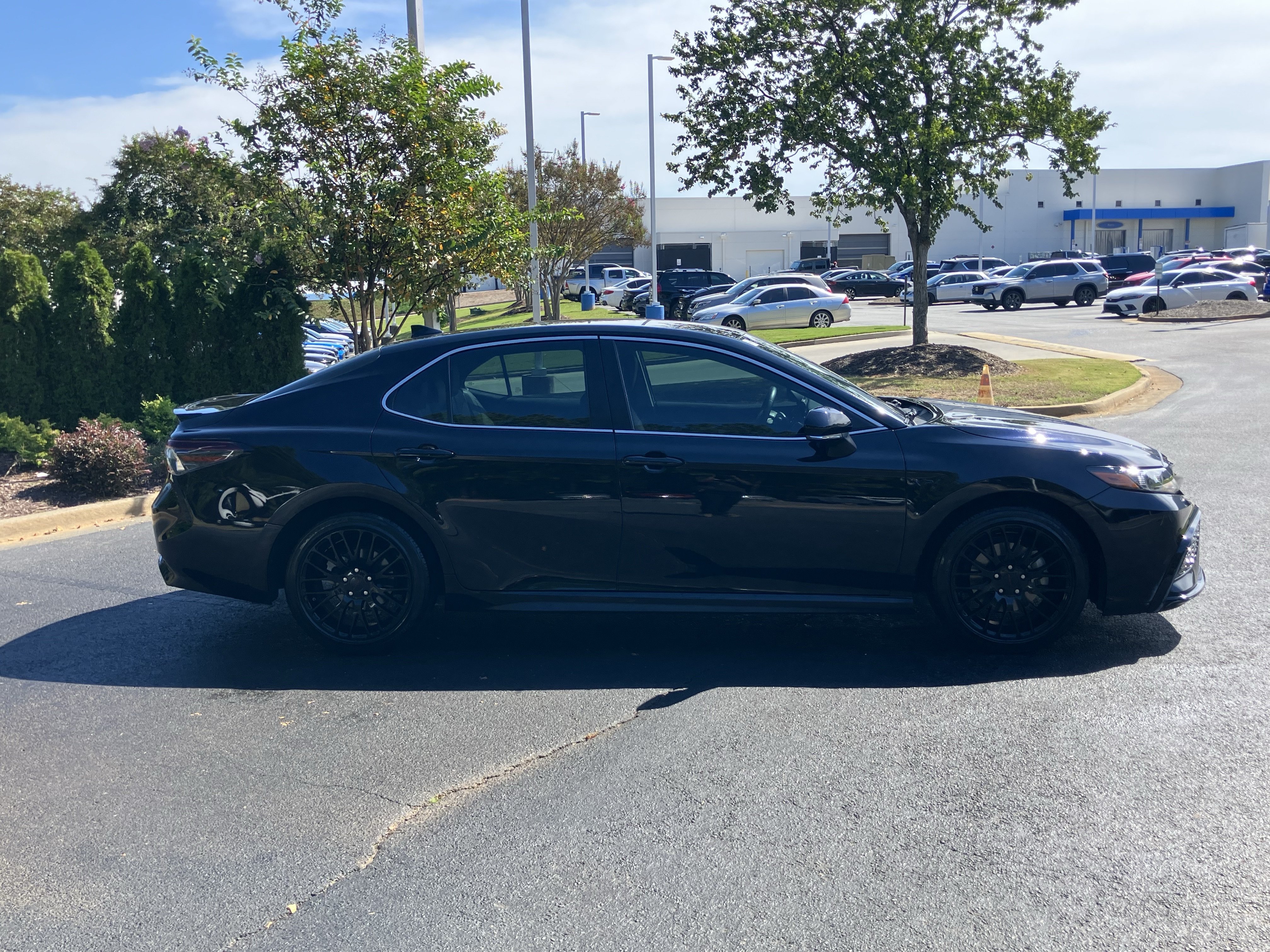 Used 2022 Toyota Camry SE FWD image 11