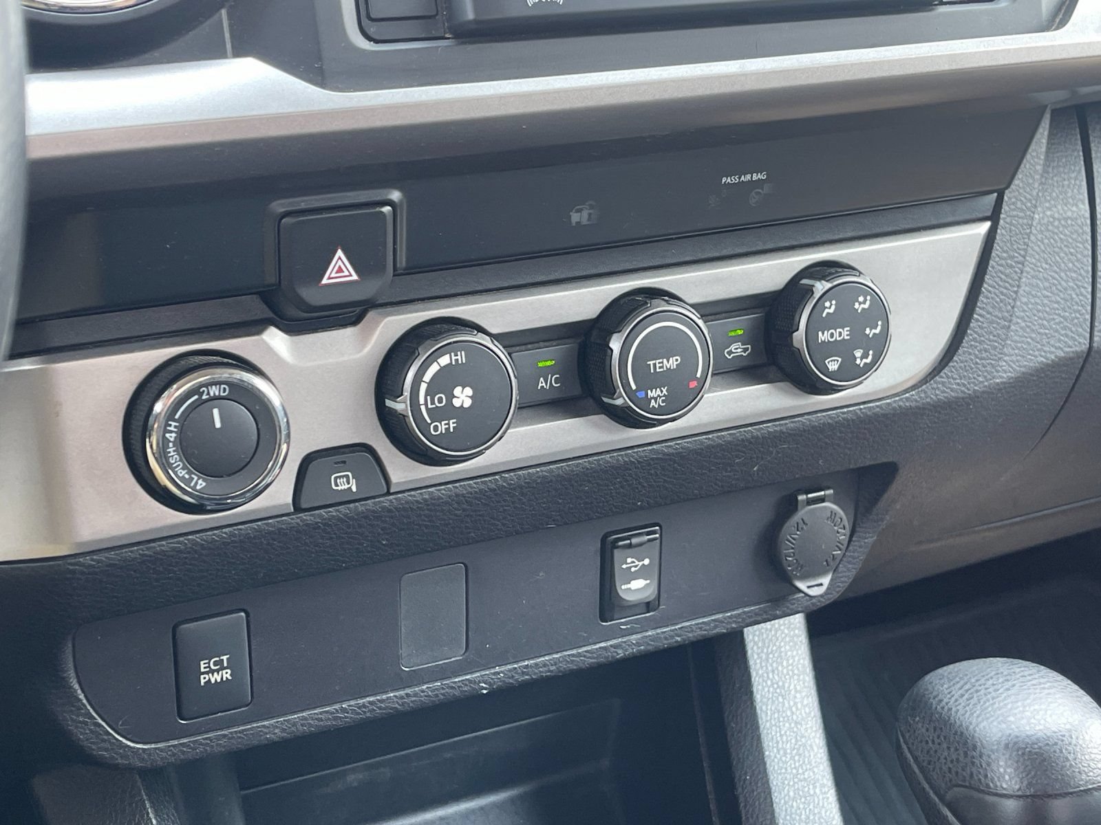 Used 2019 Toyota Tacoma SR5 AWD/4WD image 21
