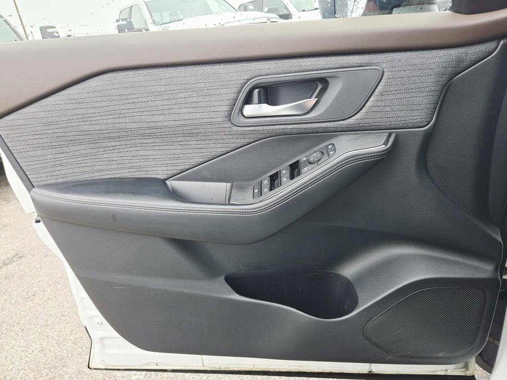 Used 2023 Nissan Rogue SV image 31