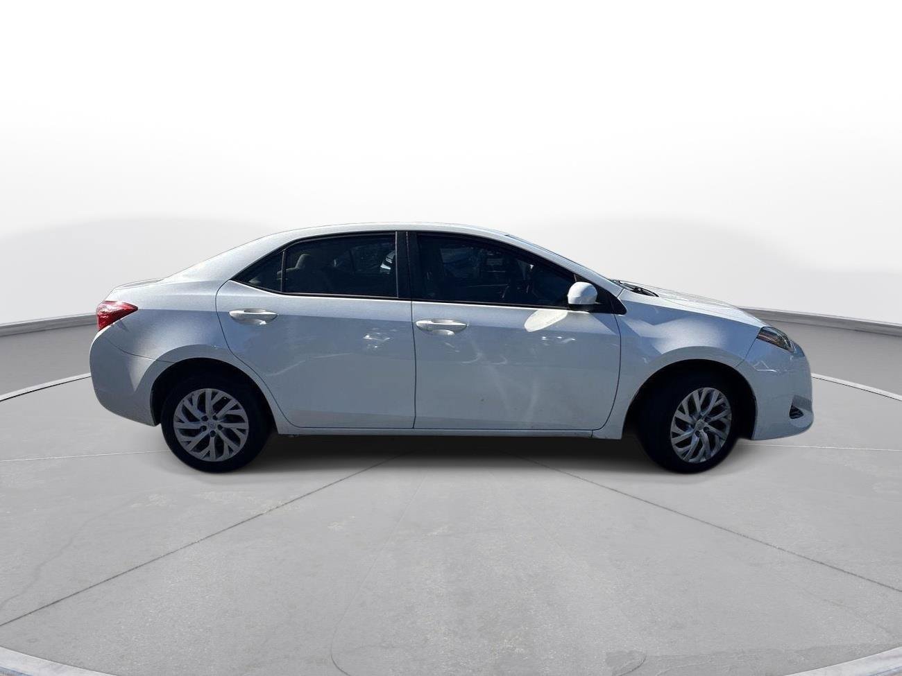 Used 2017 Toyota Corolla LE FWD image 5