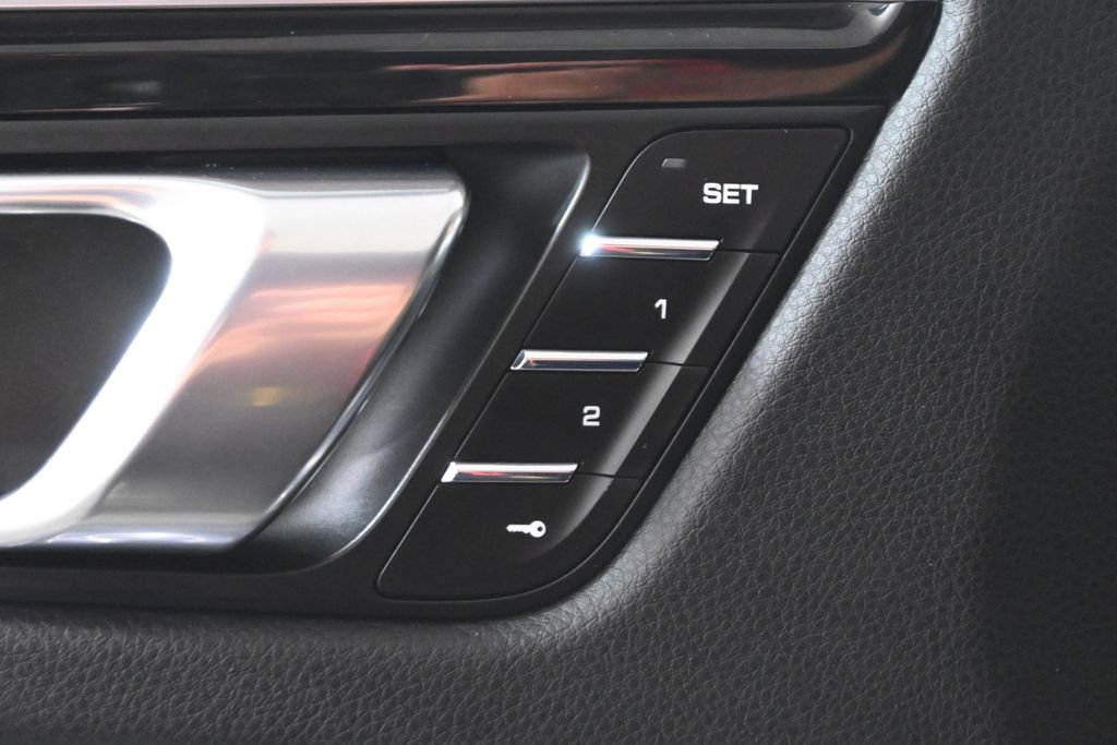 Used 2015 Porsche Macan Turbo AWD/4WD image 26