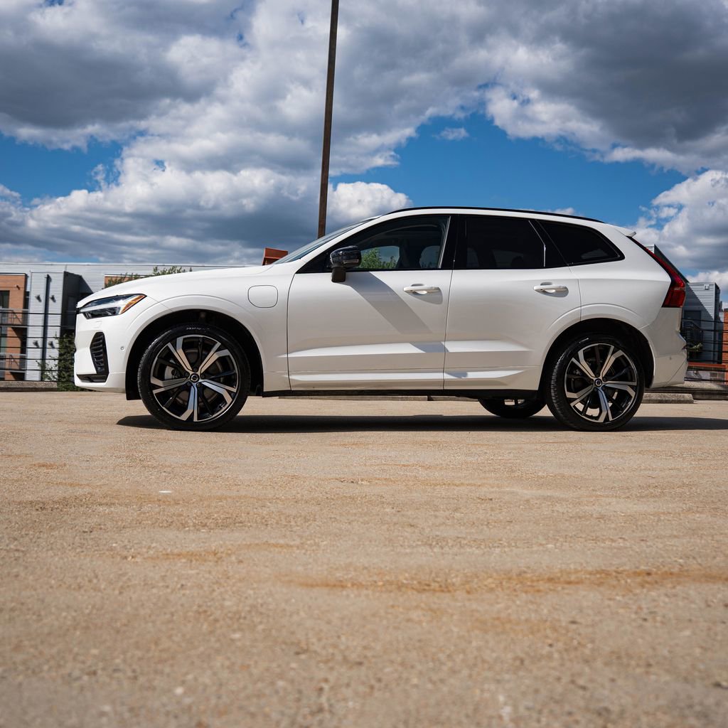 Certified 2025 Volvo XC60 T8 Ultra w/ Climate Package AWD/4WD image 3