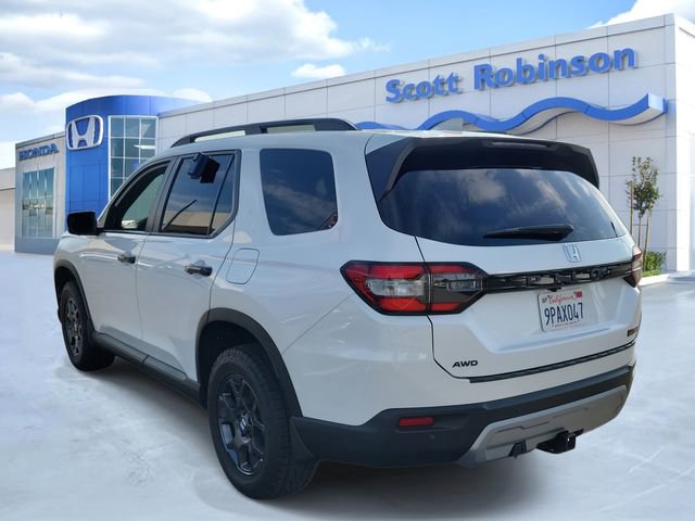 Certified 2025 Honda Pilot TrailSport image 3