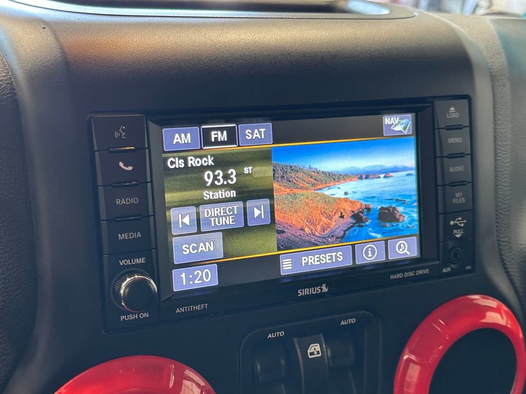 Used 2018 Jeep Wrangler Sahara w/ Connectivity Group AWD/4WD image 28