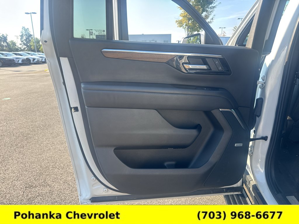 Used 2025 Chevrolet Suburban High Country AWD/4WD image 30