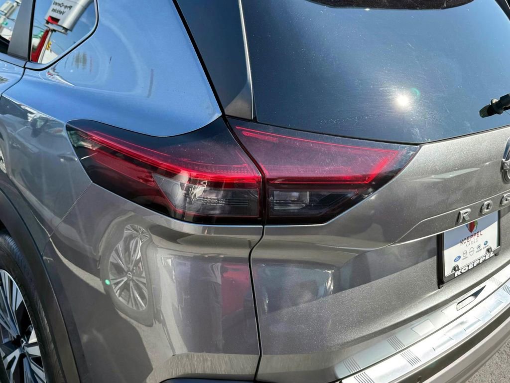 Used 2023 Nissan Rogue SV image 9