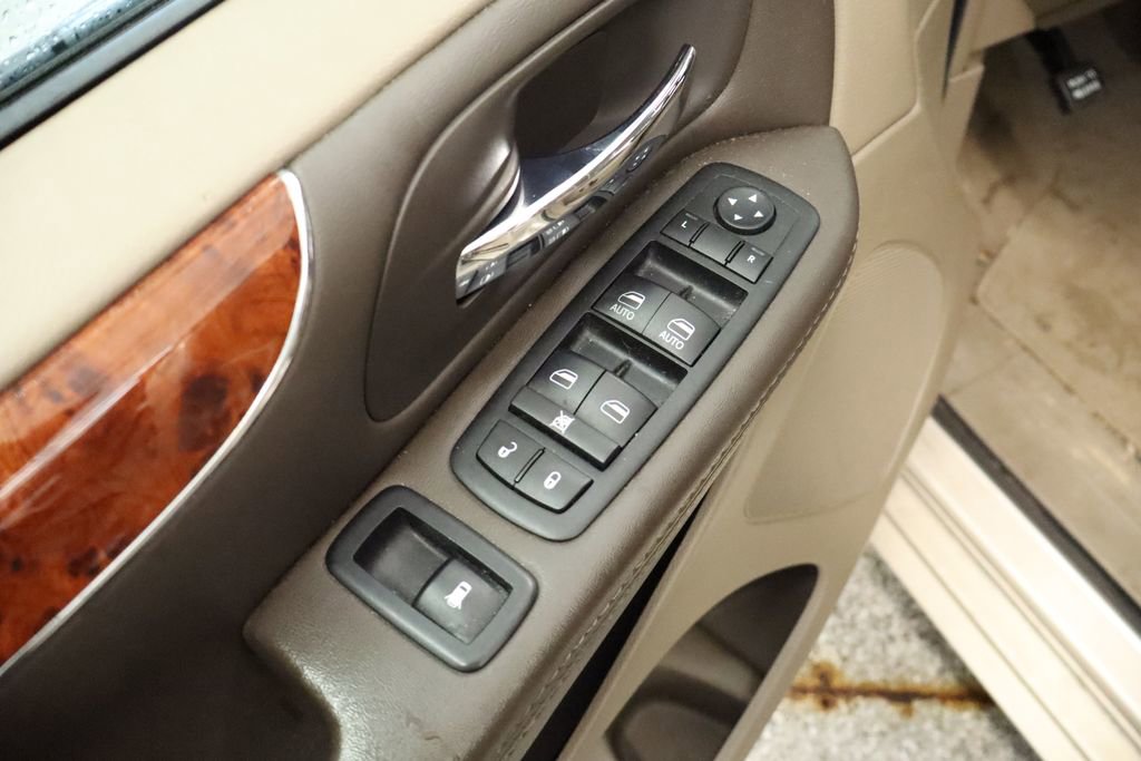 Used 2014 Chrysler Town & Country Touring FWD image 17